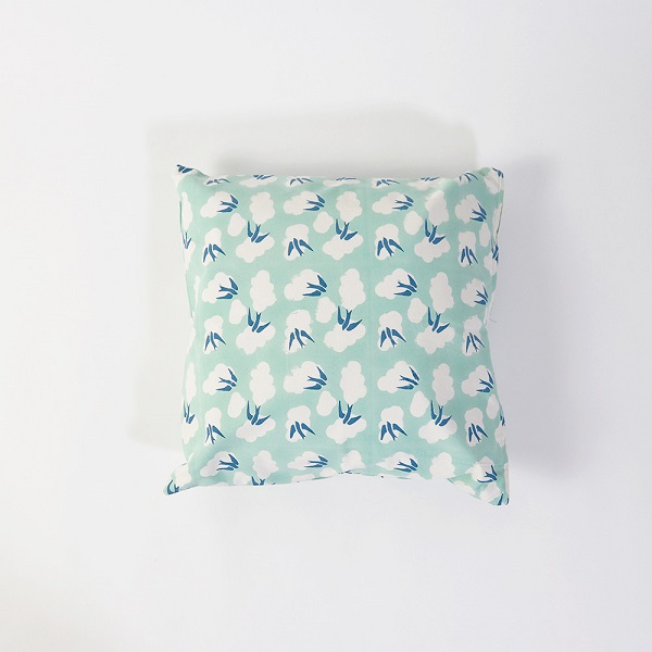 クッションカバー 空に浮かぶ雲とつばめ インド綿 北欧 カントリー アニマル かわいい　グリーン 45cm×45cm kh030