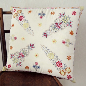 クッションカバー  花柄 カンタ刺繍  白 赤  45×45cm