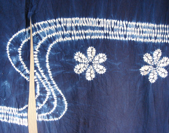 のれん 和柄絞り染 藍染の花と流水柄のシンプルな暖簾 クスス雑貨 通販