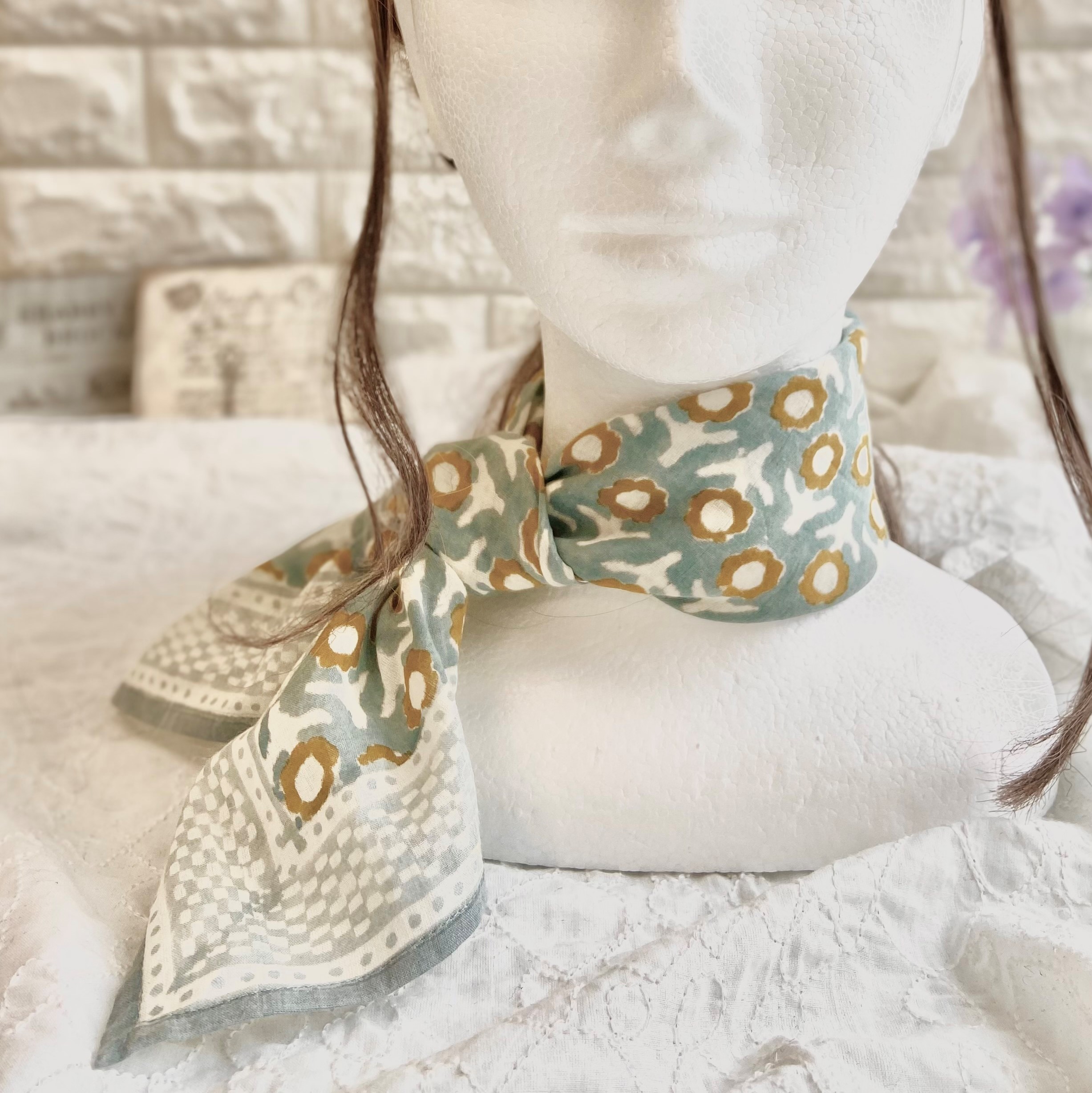 バンダナインド綿100％ 落ち着いた花柄  クーリッシュブルー 52cm×52cm　kb032