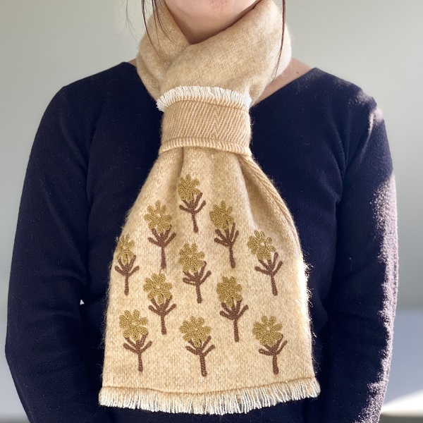 マフラー ネックウォーマー アリ刺繍 フラワー ベージュ  アクリル100％ 22cm×90cm ks037