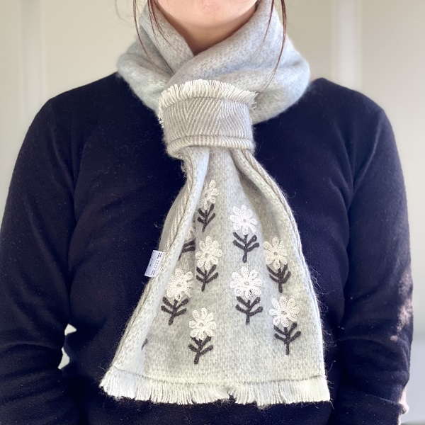 マフラー ネックウォーマーアクリル100％　 アリ刺繍 フラワー  グレー  22cm×90cm ks038